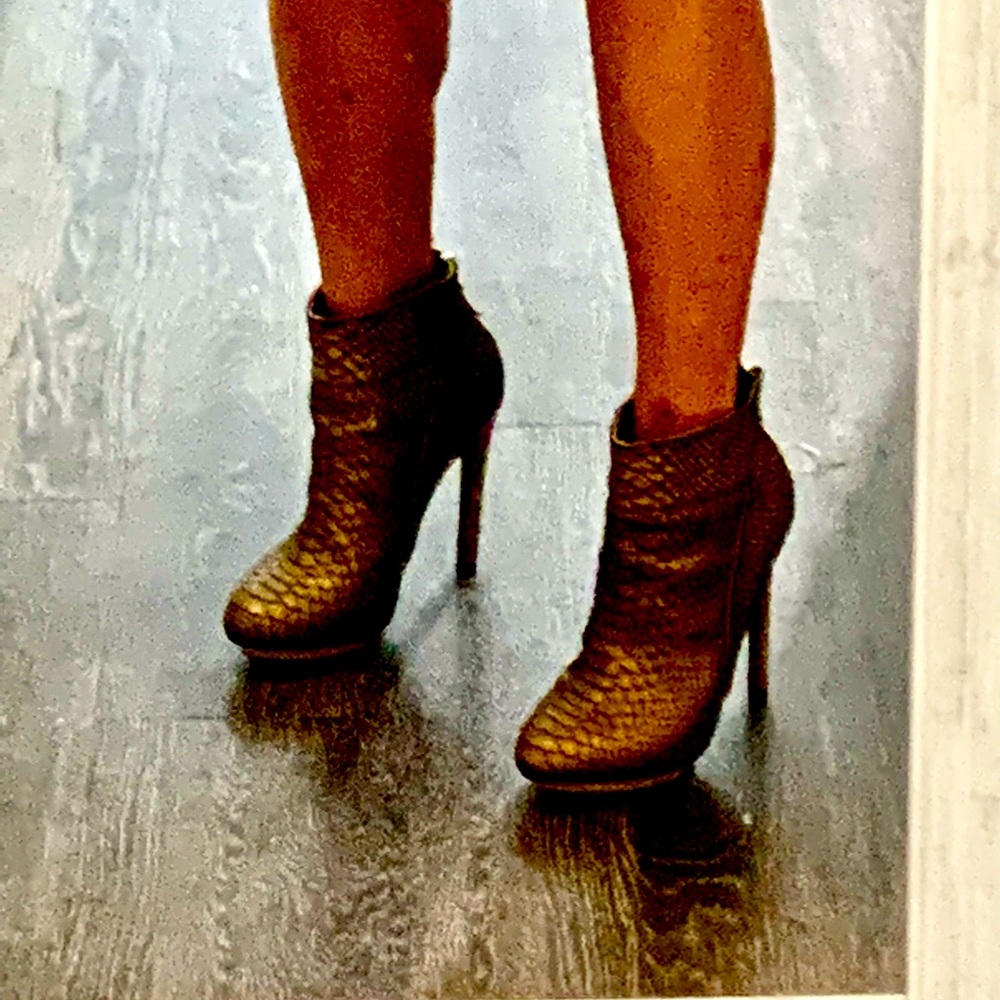 Badgley Mischka bootie / moving sale